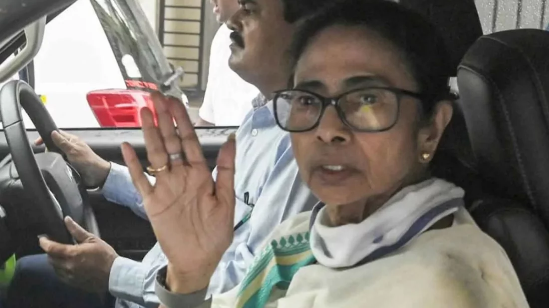 মমতাকে ঘিরে ‘চোর চোর’ স্লোগান, তীব্র উত্তেজনা
