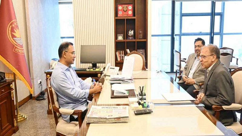 প্রধানমন্ত্রীর সঙ্গে টিআইবির নির্বাহী পরিচালকের সাক্ষাৎ