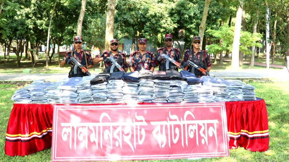 সীমান্তে ৩০ লাখ টাকার ভারতীয় পোশাক জব্দ