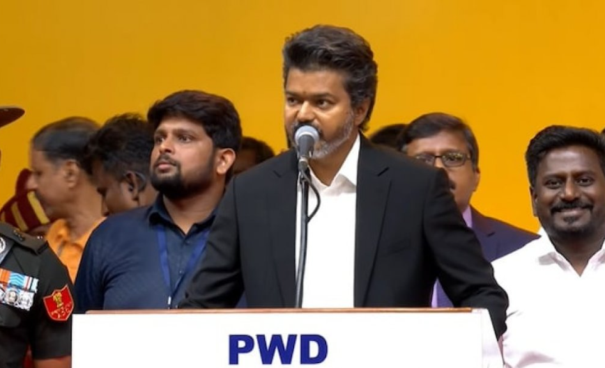মুখ্যমন্ত্রী হিসেবে থালাপতি বিজয়ের শপথ গ্রহণ