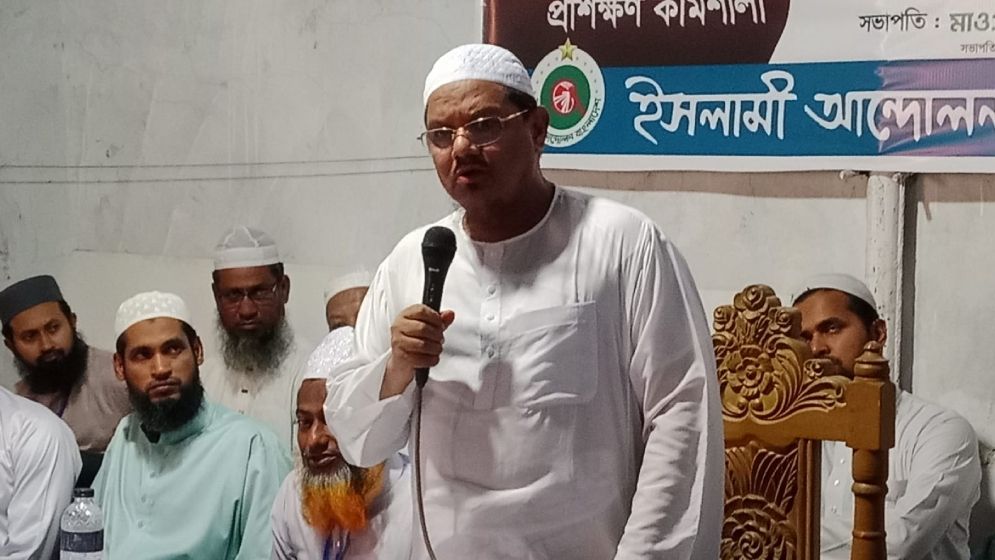 ‘বিদেশিদের গোলামি নয়’: চরমোনাই পীরের কড়া বার্তা