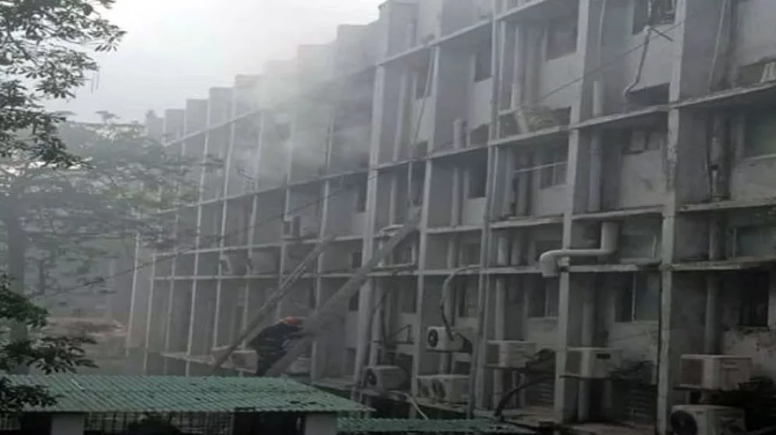 ১০ ইউনিটের চেষ্টায় খুলনা মেডিকেল কলেজ হাসপাতালের আগুন নিয়ন্ত্রণে