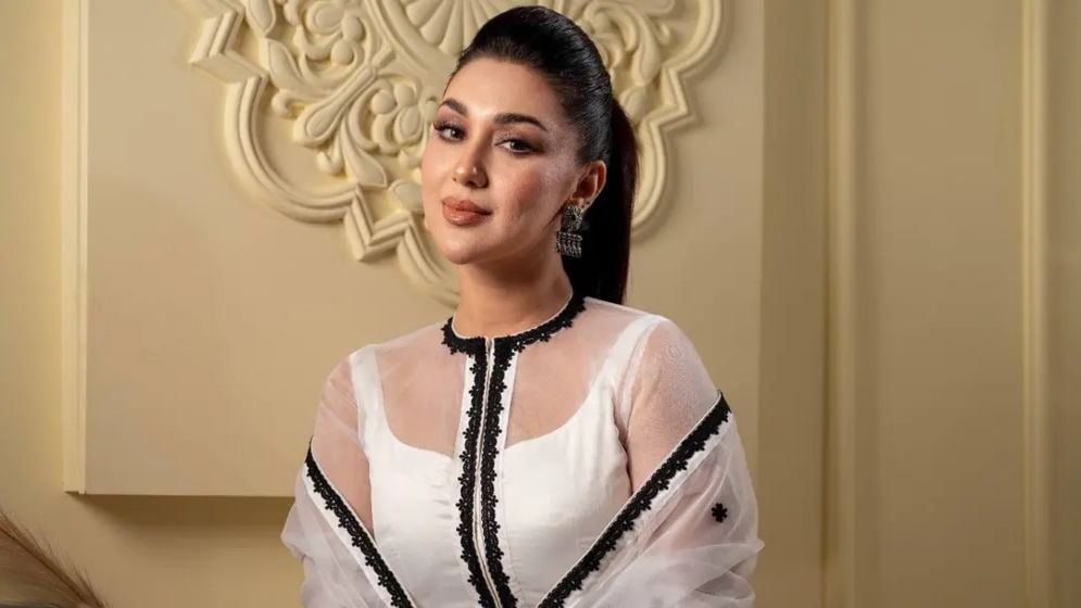 সাদার আভিজাত্যে ঝলমল অপু বিশ্বাস