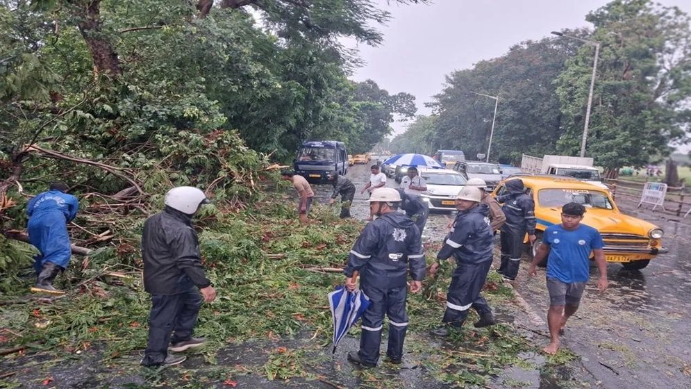 ঝড়ে লণ্ডভণ্ড পশ্চিমবঙ্গ, নিহত ৮ জন