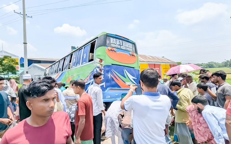নেত্রকোনায় মর্মান্তিক সড়ক দুর্ঘটনা: বাসের চাপায় প্রাণ গেল মা-মেয়েসহ ৩ জনের