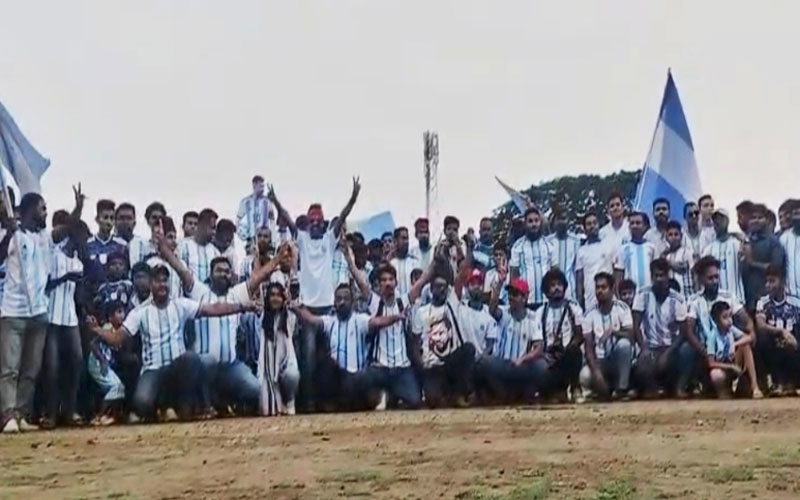 ১০০ ফুটের আর্জেন্টিনার পতাকা ও মেসির অবয়ব নিয়ে ভক্তদের বিশাল শোভাযাত্রা