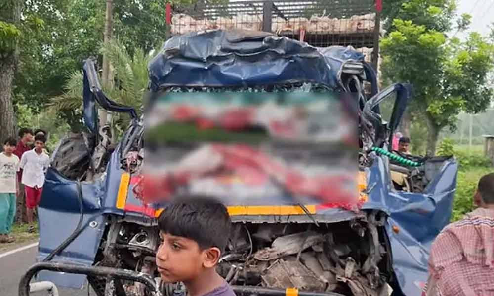 টাঙ্গাইলে দাঁড়িয়ে থাকা ট্রাকে আরেক ট্রাকের ধাক্কা, নিহত ৪