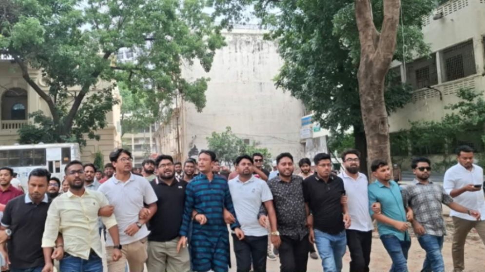 জবিতে ছাত্রদলের বিক্ষোভ, নিশানায় নিষিদ্ধ ছাত্রলীগ