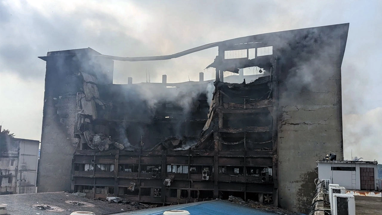 ১৭ ঘণ্টা পর চট্টগ্রামের পোশাক কারখানার আগুন নিয়ন্ত্রণে