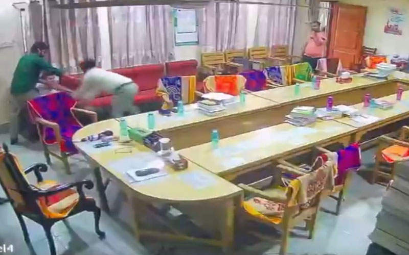 কলেজ শিক্ষক মিলনায়তনে অধ্যক্ষ-সহাকরী অধ্যাপকের মারামারি, ভিডিও ভাইরাল