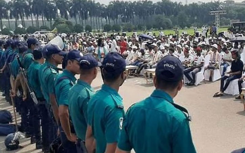 মঞ্চের সামনে অবস্থান ‘জুলাই শহীদ পরিবার–আহতদের’