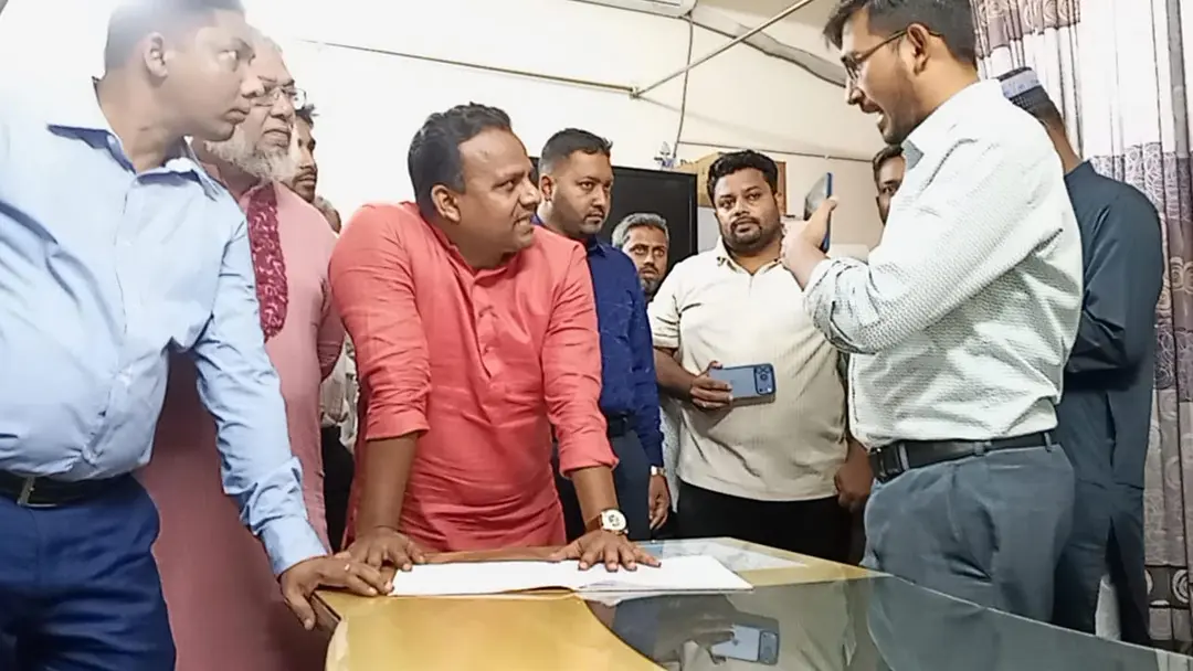 হাসপাতালে অনুপস্থিত স্বাস্থ্য কর্মকর্তাকে প্রতিমন্ত্রীর কড়া বার্তা: ‘হয় কাজ করুন, না হলে চলে যান’