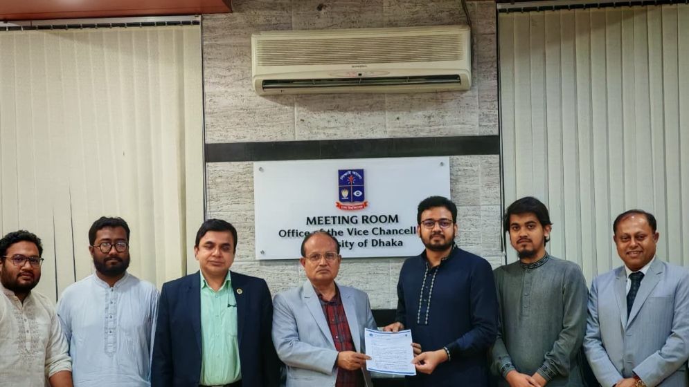 রি-অ্যাডমিশনভিত্তিক হল সুবিধা বাতিলের দাবি, ভিসিকে স্মারকলিপি