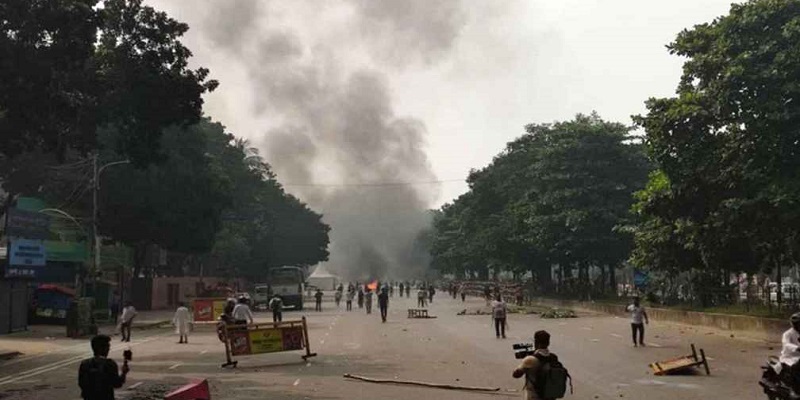 জুলাই যোদ্ধাদের সরিয়ে দিতে পুলিশের টিয়ারশেল নিক্ষেপ