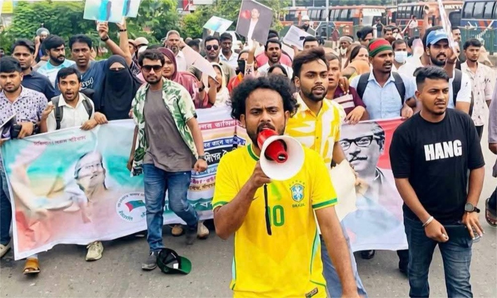 ইউনূসের বিচার দাবিতে বিক্ষোভ, ককটেল বিস্ফোরণের অভিযোগ