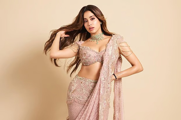 লুকোচুরি প্রেম নিয়ে মুখ খুললেন জাহ্নবী কাপুর