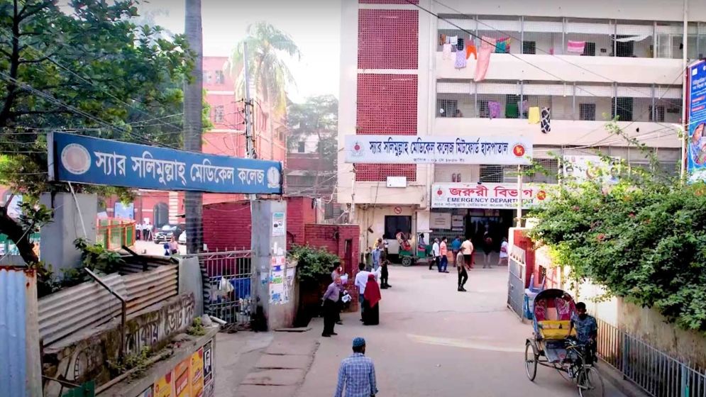 চিকিৎসকদের ওপর হামলার প্রতিবাদে মিটফোর্ডে ইন্টার্নদের কর্মবিরতি