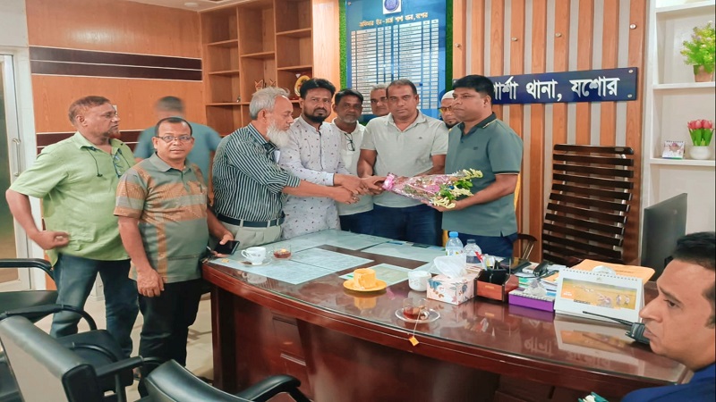 নাভারণ প্রেসক্লাবের পক্ষ থেকে শার্শা থানার নবাগত ওসিকে ফুলেল শুভেচ্ছা