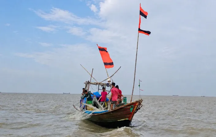 ভরা মৌসুমেও মিলছে না রুপালি ইলিশ