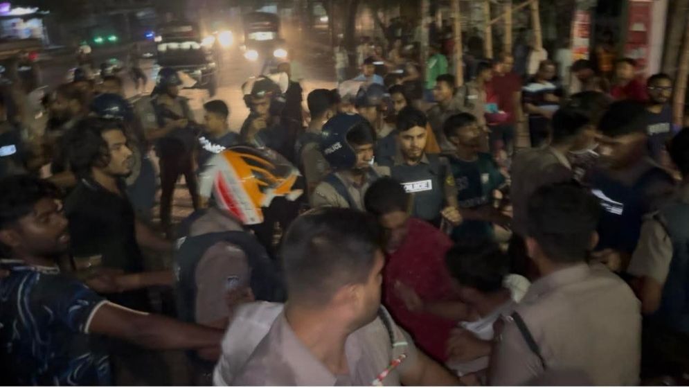 জগন্নাথ বিশ্ববিদ্যালয়ে জুতা চুরি নিয়ে সংঘর্ষ, সাংবাদিকসহ আহত ১৩