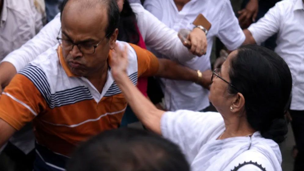 মেজাজ হারিয়ে দলীয় কর্মীদের পেটালেন মমতা
