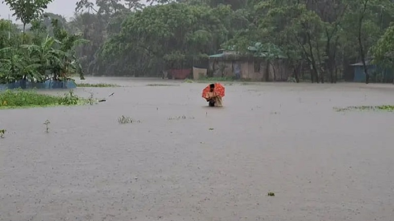 হাতিয়ায় জোয়ারের পানি-ভারী বর্ষণে উপকূল বিপর্যস্ত