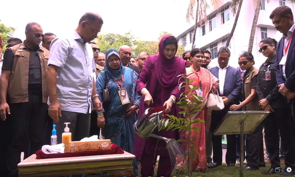 প্রধানমন্ত্রীর হাত ধরে ঢাকা মেডিক্যালে শুরু বৃক্ষরোপণ কর্মসূচি