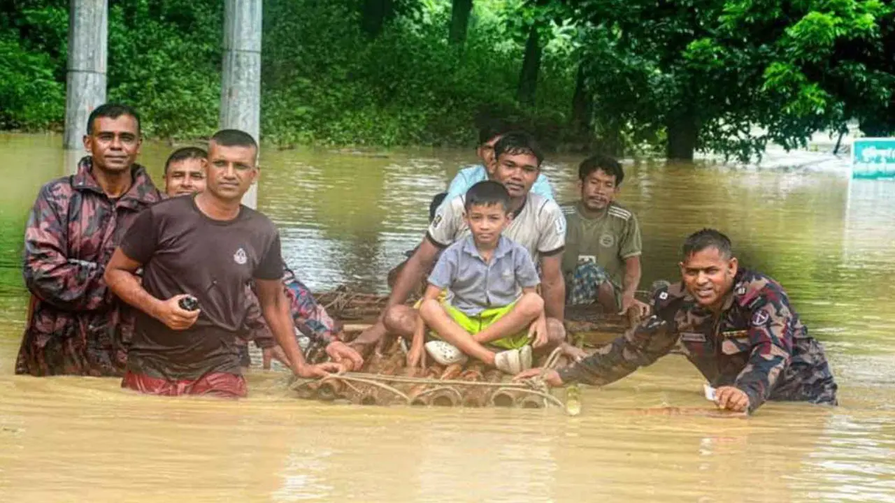 বন্যাকবলিত ১১ জেলায় বিজিবি মোতায়েন, উদ্ধার-ত্রাণ কার্যক্রম জোরদার