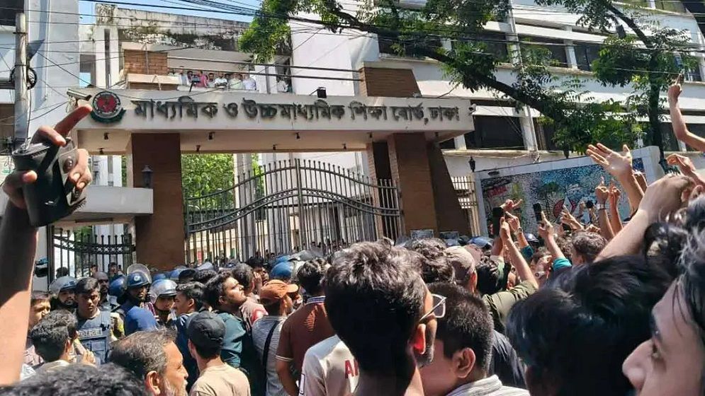 ঢাকা শিক্ষা বোর্ড ঘেরাও করলেন শিক্ষার্থীরা