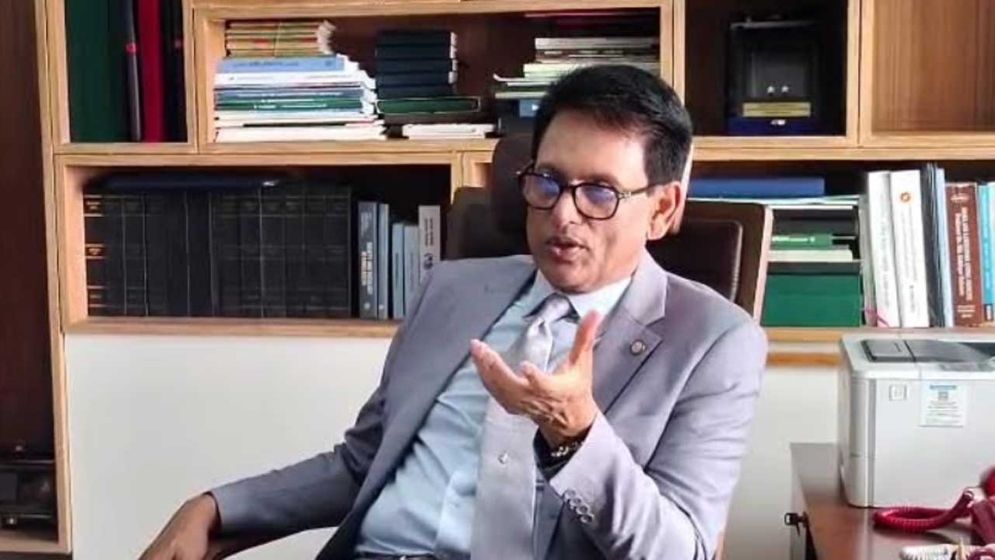 ‘ফার্মের মুরগির মতো, বৃষ্টিতে ভিজলেই অসুস্থ হবে’