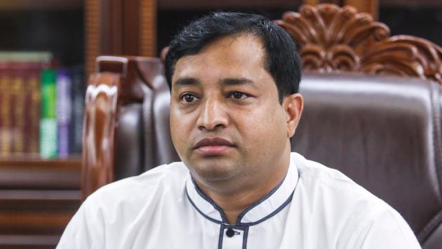 গাজীপুর সিটি নির্বাচনের আওয়ামী লীগ প্রার্থী কাঁদলেন, কাঁদালেন