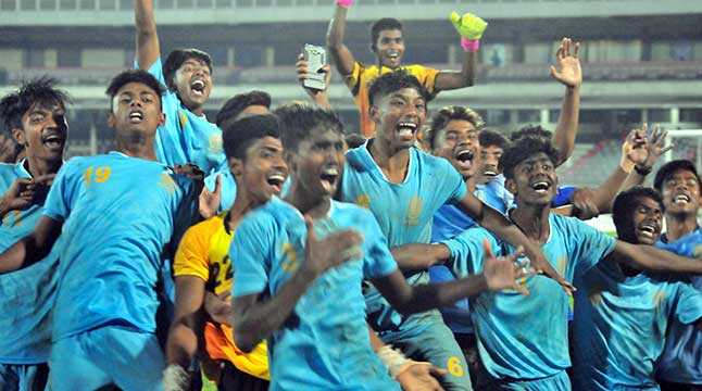 যুব ফুটবলের ফাইনালে আবাহনী