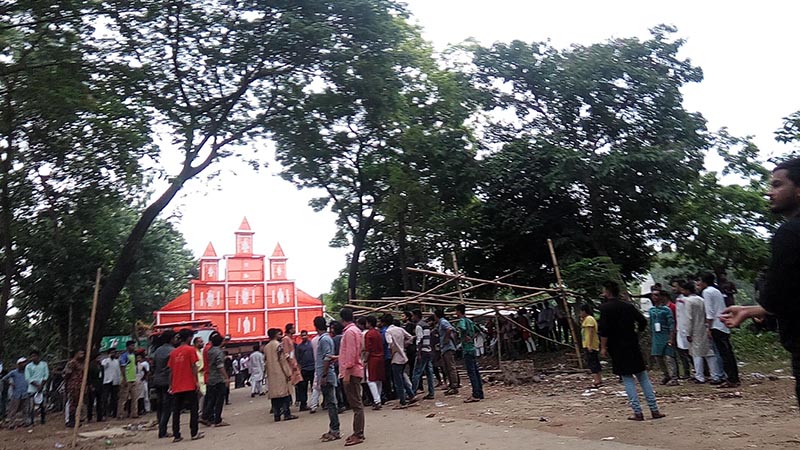 সোহরাওয়ার্দীতে ছাত্রলীগের সম্মেলন, বাইরে নেতাকর্মীদের মারামারি