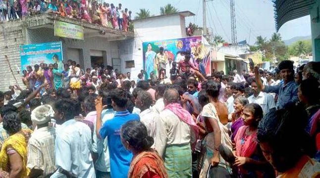 হোয়াটসঅ্যাপে অপহরণ গুজব, শিশুকে চকোলেট দেয়ায় বৃদ্ধাকে হত্যা