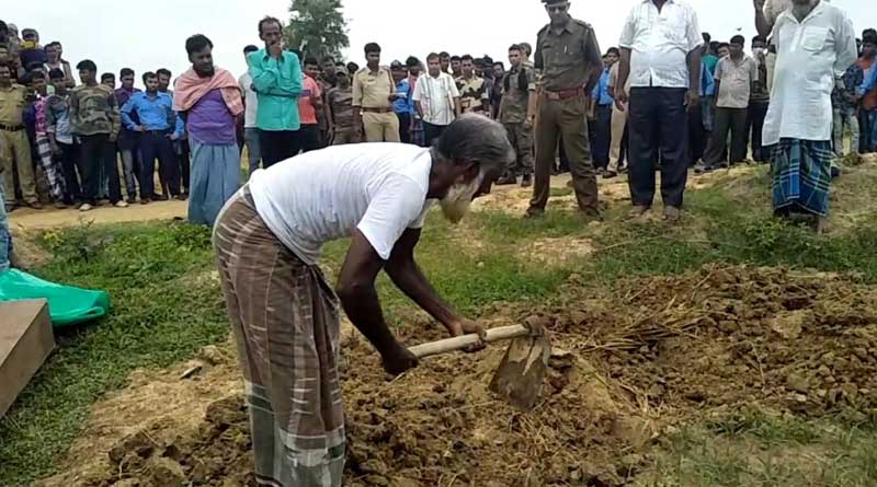 আট বছরের শিশুর দেহ কবর থেকে তুলে ময়নাতদন্তে পাঠাল পুলিশ