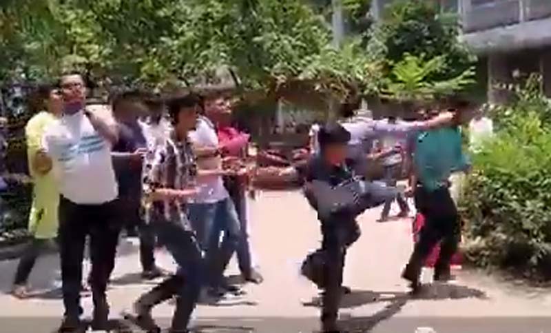 ঢাকা বিশ্ববিদ্যালয়ে কোটা সংস্কারের আন্দোলনকারীদের পিটুনি