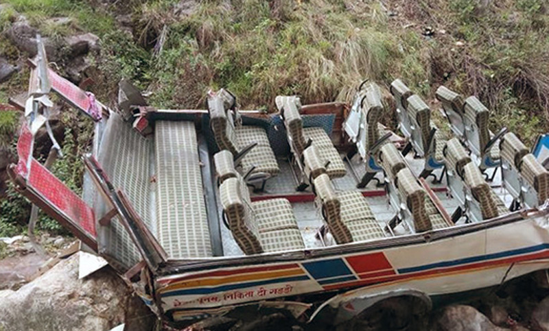 ভারতে যাত্রীবাহী বাস খাদে পড়ে নিহত ৪৪