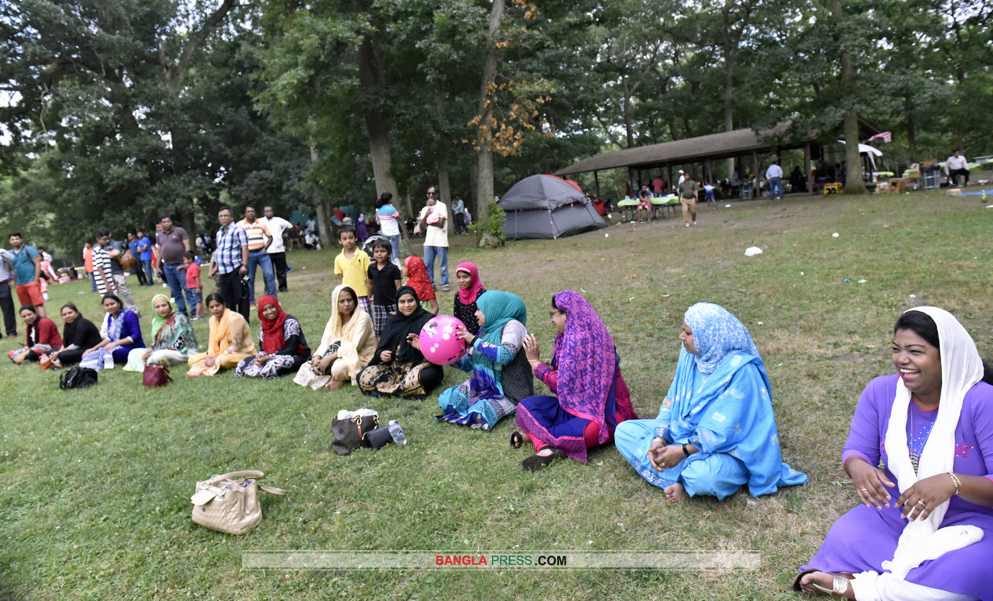 নিউ ইয়র্কে দিনাজপুর জেলা সমিতির বনভোজনে প্রবাসীদের ঢল