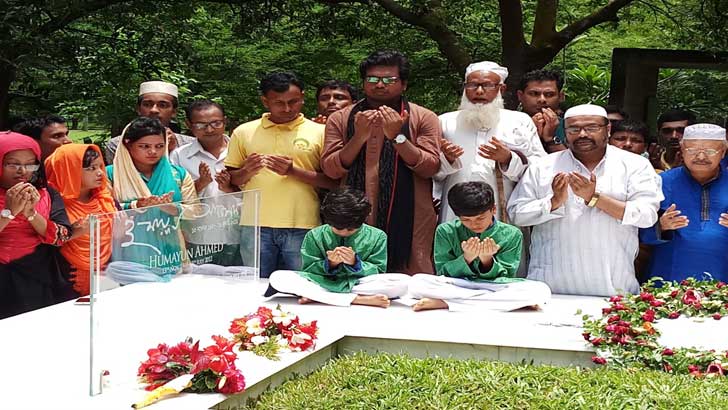 হুমায়ূন আহমেদের সমাধিতে পরিবারবর্গের শ্রদ্ধা