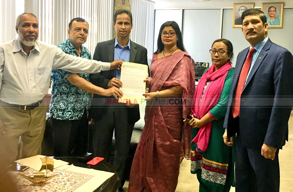 ভোটাধিকারের দাবিতে নিউ ইয়র্ক কনসুলেটে প্রবাসীদের স্মারকলিপি
