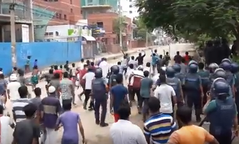 ইস্ট ওয়েস্টের ছাত্রদের সঙ্গে পুলিশের সংঘর্ষ