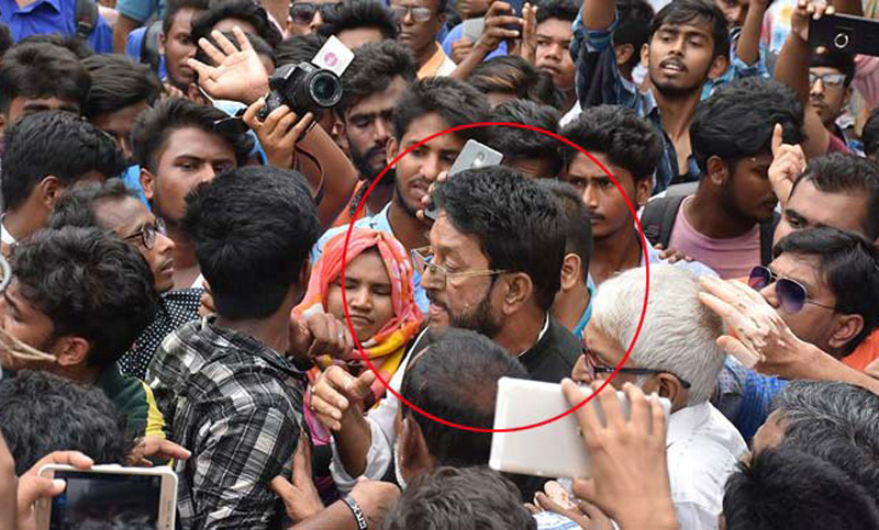 আন্দোলনরত শিক্ষার্থীদের ‘রাজাকারের বাচ্চা’ বলে অবরুদ্ধ আ.লীগ নেতা