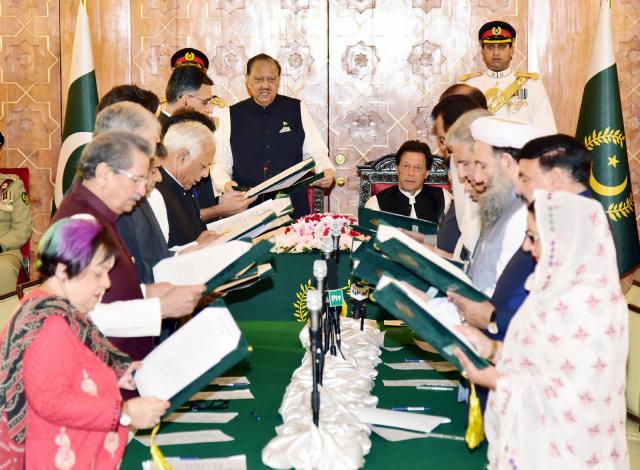 ইমরানের মন্ত্রিসভায় শপথ নিলেন ১৬ জন সদস্য