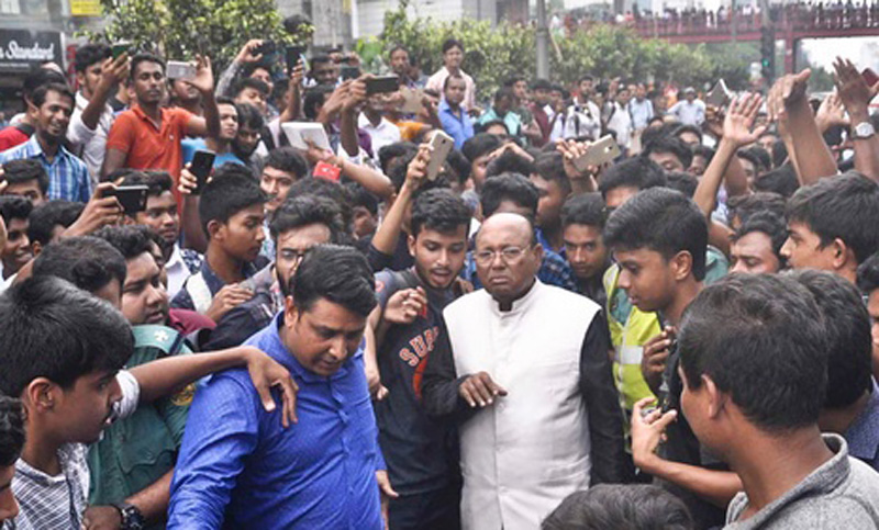 উল্টো পথে মন্ত্রীর গাড়ি, আটকে দিল শিক্ষার্থীরা