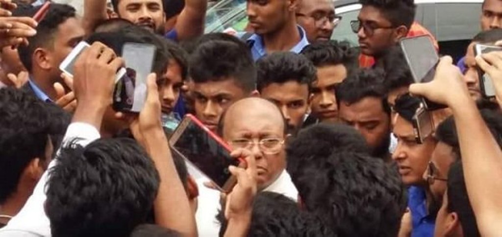 শিক্ষার্থীদের তোপের মুখে মন্ত্রী !