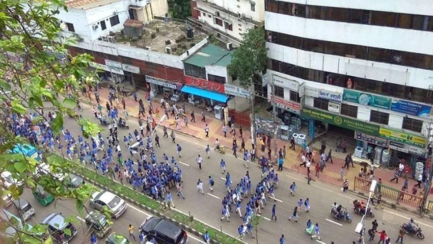 রাজধানীতে ফের বিক্ষোভ, সড়কে গাড়ি নেই