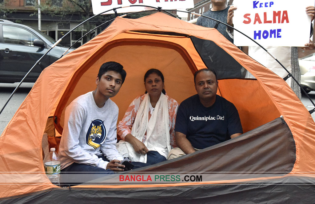 যুক্তরাষ্ট্রে আদালতের সামনে বাংলাদেশি সালমার অনশন ধর্মঘট