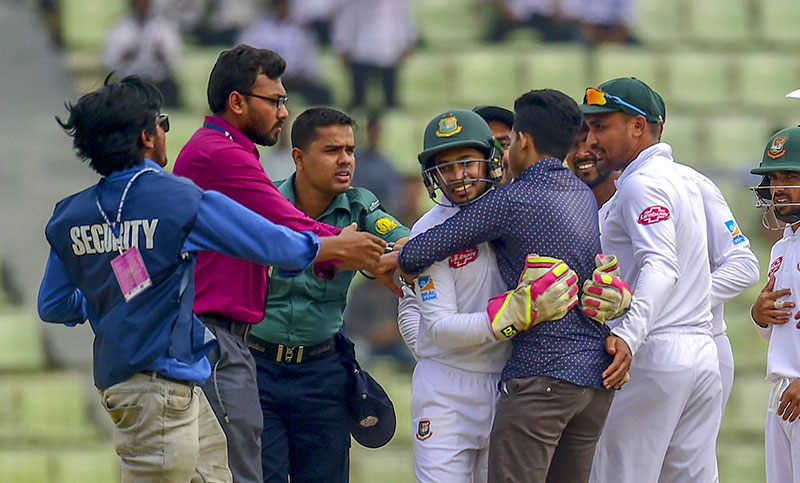 আবারও মাঠে ঢুকে পড়ল মুশফিক ভক্ত!