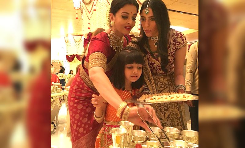 আম্বানির মেয়ের বিয়েতে খাবার পরিবেশন করলেন ঐশ্বরিয়া-শাহরুখ!