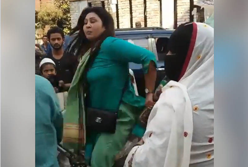 রাজধানীতে প্রকাশ্যে পুরুষ নির্যাতনের ভিডিও ভাইরাল! (ভিডিও)
